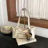 Bolso de axila Melard estilo retro, fresco y moderno, adornado con remaches, para mujer, perfecto para otoño, con un diseño chic y único, cuero suave y un tacto de alta gama, adecuado como bolso de hombro o tote