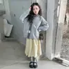 Suéter Outono e Inverno para Meninas 2025 Nova Moda Estilo Coreano Grosso Cinza Bordado para Crianças Maiores Tendência