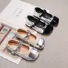 Zapatos Pequeños de Cuero para Niñas 2024 Primavera Nuevos Zapatos Infantiles Suela Suave Zapatos de Princesa Tesoro de Mujer Populares en Línea Estilo Extranjero Zapatos Individuales Primavera y Otoño