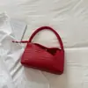 Bolso tejido de diseño de nicho de verano para mujer, nuevo modelo 2026, versátil para el trabajo, bolso de un solo hombro para llevar debajo del brazo, bolso de mano pequeño para salir