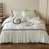 Juego de cuatro piezas de algodón de fibra larga cepillado de lujo ligero de 26, funda de edredón plisada bordada 100% algodón, ropa de cama estilo princesa, amigable con la piel