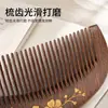 Peine de sándalo negro y dorado con diseño de flor de pera pintada en dorado, peine pequeño de luna de dientes finos con borlas, caja de regalo grabada, caja de regalo souvenir cultural y creativa, peine de madera