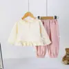 Conjunto de Tres Piezas para Niña de Primavera y Otoño: Chaleco Rosa, Moño de Encaje, Pantalones de Pierna Ancha, Elegante Conjunto Infantil