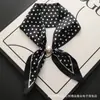 Nuevo pañuelo de seda largo pequeño vintage con hebilla de perla magnética para mujer, elegante y con estilo, bufanda de cuello con lazo, moderna y versátil
