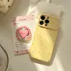 Soporte estilo ins con base amarillo crema y patrón de corazones de colores, adecuado para funda de teléfono Apple 17, funda suave iPhone 18 de color contrastante