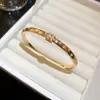 Pulsera Geométrica de Bambú con Circonita de Lujo Europea y Americana, Pulsera de Lujo Ligero de Gama Alta, Nuevo Modelo 2026, Joyería de Mano Exquisita y Versátil para Mujeres