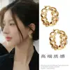 Brincos Redondos Geométricos Vazados Banhados a Ouro Real, Luxo Leve, Sensação de Alto Padrão, Brincos Versáteis, Design Personalizado, Brincos da Moda para Mulheres