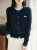 Cardigan de tricô retro estilo coreano com blocos de cor, falso duas peças, gola redonda, manga longa para mulheres, jaqueta top elegante com botões, canelado e bordado