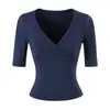 Camiseta de manga media para mujer coreana para ir al trabajo, nuevo estilo otoño 2026, temperamento puro y deseable, cuello en V cruzado, corte ajustado, top versátil y adelgazante