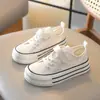 Zapatos de Lona Transpirables para Niños Zapatos de Malla Simple Zapatos para Niños 2026 Verano Nuevos Zapatos Blancos Zapatos para Niñas Bebé Suela Suave