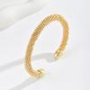 Centenas de pulseiras de moda com senso de alta qualidade, nicho, simples, textura metálica que não desbota, pulseira de luxo leve para homens e mulheres, fabricantes atacado