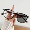 Gafas fotocromáticas de moda estilo europeo y americano con montura negra para mujer, con bloqueo de luz azul y montura con patrón de veta de madera, ofreciendo un look elegante y personalizado