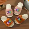 Otoño e Invierno Lindas Letras Dibujos Animados Niños y Niñas Bebé Interiores Hogar Otoño Zapatillas de Algodón de Una Línea Zapatillas de Algodón para Niños Venta al por Mayor