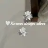 Pendientes de Diseño Estilo Ins Primavera y Verano Estilo Coreano Plata de Ley S925 Racimo de Flores Tridimensionales Pendientes de Circonita con un Toque de Alta Gama