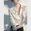 Camisas brancas são uma tendência popular este ano, oferecendo um visual de alta qualidade, luxo discreto, jovial, estiloso e elegante, adequadas como uma peça de base para o outono de 2026.