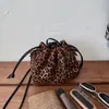 Bolso Cubo Retro de Nicho para Mujer 2026 Otoño Nuevo Estilo de Gama Alta Súper Popular Gamuza Estampado de Leopardo Hombro Único Cruzado