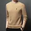 Sudadera con Cuello Redondo Otoño 2026 Moda Masculina Bordado Exquisito de Alta Gama Versátil de Color Sólido Camiseta de Manga Larga para Hombre Hombre