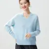 Moda de otoño e invierno: Suéter de cachemira simple con cuello en V para mujer, de manga larga, con corte relajado, hombros caídos y un diseño de tejido versátil, creando un look casual y elegante