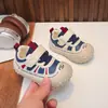 Tênis Casual Infantil 2026 Outono Novo Modelo Tênis Casuais Versáteis para Meninas Sapatos Leves Anti-Impacto para Caminhada de Meninos