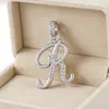 Fornecimento de Website Independente Colar com Pingente de 26 Letras, Banhado a Cobre com Ouro 18K e Cravejado com Diamantes, Estilo Europeu e Americano, Exclusivamente para Joias Transfronteiriças