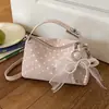 Nova bolsa de mão transfronteiriça com laço exclusivo e design de bolinhas, bolsa estilo travesseiro moderna com toque de luxo, bolsa de ombro e transversal feminina