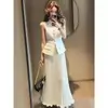 Looks de Verão para Mulheres em Jiangsu, Zhejiang e Xangai: Elegante, Sofisticado, High-End Conjunto de Vestido Colete Branco Plissado para o Dia a Dia