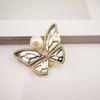Broche de mariposa de perla de concha de madre natural para mujer, pin exquisito de alta gama, accesorios para traje, elegante prendedor de solapa de alta gama