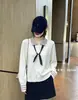 2026 Principios de Otoño Nuevo Estilo Cuello Polo Rayas Bufanda de Seda Tejido Estilo Universitario Top de Manga Larga Suave Favorecedor Versátil Mujer