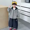 Conjunto de Cardigã Listrado para Meninos Primavera e Outono Estilo Coreano Conjunto Esportivo Tendência Cool de Duas Peças Roupas para Bebês e Crianças Pequenas