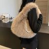 Nova Bolsa Peluda de Outono 2026 com um Toque de Luxo de Nicho, Bolsa de Axila Peluda com Corrente de Pérolas, Bolsa Peluda de Ombro Único