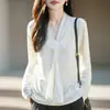Camiseta de punto estilo francés, fluida, con cuello en V para mujer, con un delicado patrón de jacquard, un diseño suave y elegante, y un corte ajustado de manga larga, ideal para primavera y otoño.