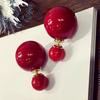 Pendientes de botón de perla festiva roja con aguja de plata S925, pendientes de dos piezas delanteros y traseros, elegantes pendientes de personalidad femenina de moda que combinan con todo.