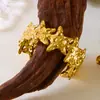 Pulseira Cruzada Europeia e Americana com Folhas e Flores Irregulares Série Oceano em Aço Inoxidável para Mulheres com Padrão Suave de Martelamento Metálico Personalizado