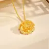Colgante Estéreo Flor de Peonía Grabado en Arena Dorada Antigua Mismo Estilo Tienda de Oro Latón Chapado en Oro Cadena para Suéter de Mujer Cepillada