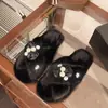 Chinelos Peludos Florais 2026 para Mulheres, Novo Design com Tiras Cruzadas e Pérolas, Chinelos de Algodão para Uso Externo para Outono e Inverno