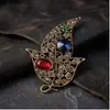 Broche de aleación de hoja hueca retro con incrustaciones de cristal y diamantes de imitación, accesorio de ropa, pin fijo antiluz, decoración