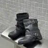 Bico fino, cabedal em couro, design novo, salto grosso, bota curta, estilo western feminino, bota de moda 2026, bota plissada de nicho