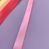 O fabricante fornece fita de poliéster brilhante de 1,5 cm para cordão DIY em estoque, disponível em 13 cores, amostras grátis disponíveis.