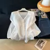 Foto real de una camisa fina de manga larga protectora del sol para mujer, nuevo modelo de verano 2026, top casual de Tencel fresco y holgado con manga abullonada