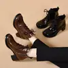 Botines estilo Martin con cordones y punta redonda para mujer, nuevo estilo otoño e invierno 2026, botines cortos de tacón medio grueso con relieve, cálidos botines de cuero para mujer con forro de felpa.