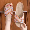 Novas Sandálias de Verão Abertas com Tiras Cruzadas, Pantufas de Linho para Casa, Respiráveis, Absorventes de Suor, Antiderrapantes