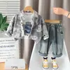 Ropa de Otoño Nueva, Moderna y Guapa para Bebés 2025 para Niños Pequeños y Medianos con Etiquetas de Letras Manchadas Mangas Largas Conjunto de Tres Piezas para Niños Primavera y Otoño