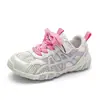 Zapatos deportivos para niños ligeros y elegantes, 2026 para niñas de malla transpirable versátiles de verano suela blanda nuevos zapatos de entrenamiento para niños