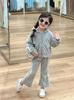 Ropa infantil para niñas traje casual 2024 otoño suéter con capucha de cinta de tela de lazo dulce pantalones acampanados se envía juego de dos piezas