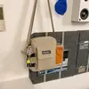 Bolso Pequeño de Nailon Estilo Urbano Inspirado en Ropa de Trabajo con Portabotellas, Expandible, Estilo a Juego para Parejas, Bolso Cruzado Versátil para el Trayecto Diario