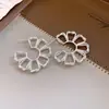 Pendientes de Flor Hueca Aguja de Plata para Mujer Pendientes Exagerados Estilo Europeo y Americano Pendiente de Lujo Ligero Sensación de Alta Gama Venta al por Mayor de Pendientes
