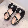 Sapatilhas Novas Primavera e Outono com Strass, Pérolas e Laço, Sapatos Baixos de Couro, Sapatos de Performance com Solado Macio, Sapatos de Princesa para Crianças