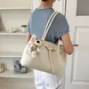 Bolsa de Ombro Feminina da Moda e Estilosa, Nova para o Verão de 2026, Bolsa Tote Versátil e de Alta Qualidade, Bolsa de Braço Estilo Coreano