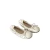 Versión de cuero suave~Zapatos de ballet de punta redonda para mujer, otoño 2026 nuevo lazo poco profundos planos súper suaves zapatos mecedores de abuela