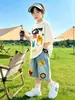 Conjunto de Outono para Meninos 2026 Novo Estampa de Desenho Animado Manga Longa Jeans Conjunto de Duas Peças Moderno Casual para Crianças Mais Velhas Outono